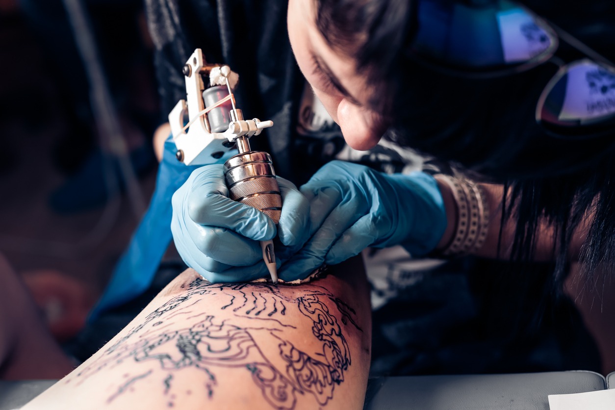 Tattoo artist demonstrates the process of tattoo