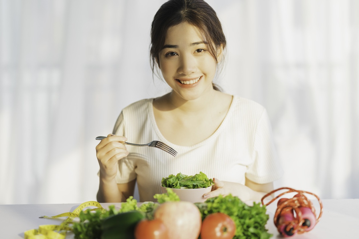 woman eating healthy foods