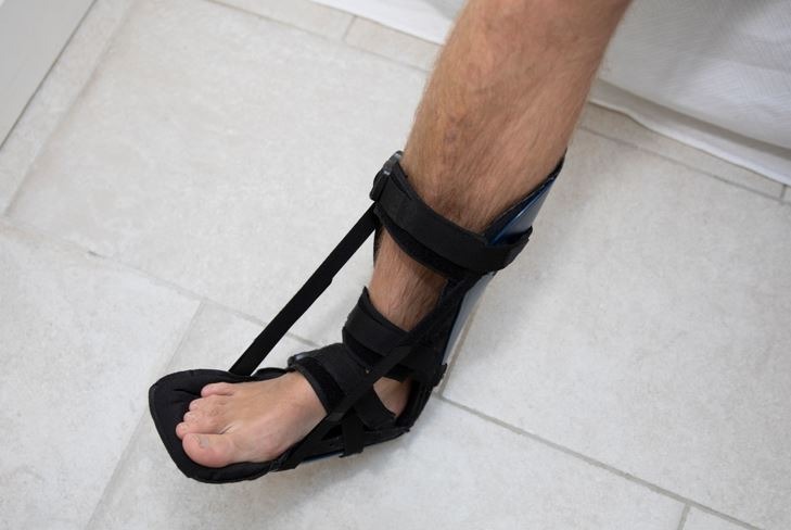 person wearing a night splint for plantar fasciitis