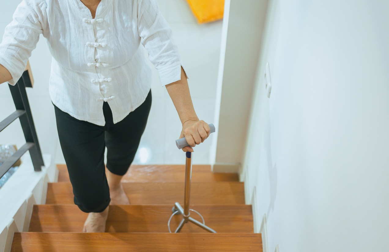 woman using a quad cane