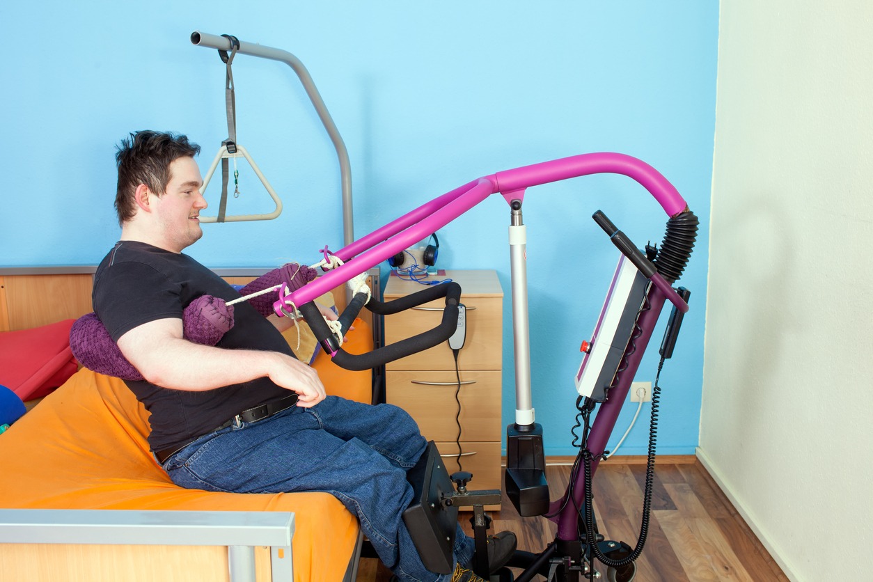 man using a patient lift