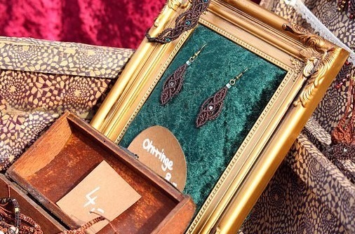 Beaded picture frame