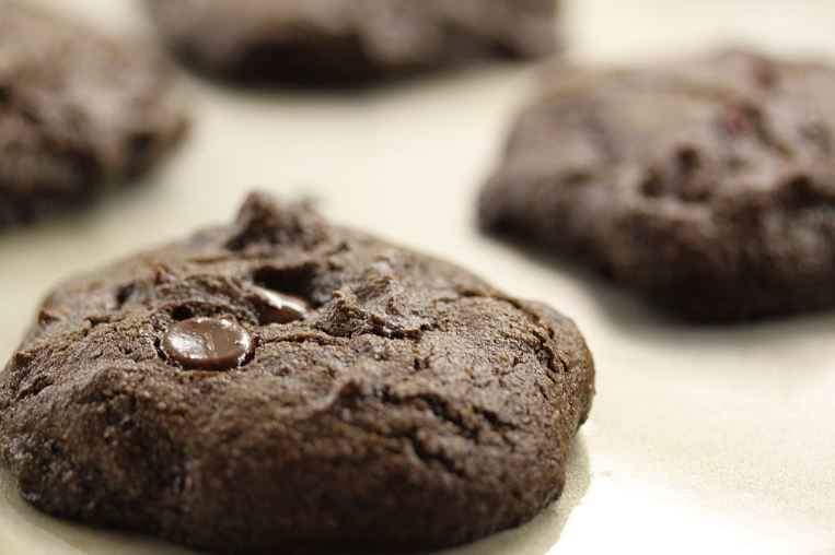 Carob_chocolate_chip_cookies_with_coconut_and_cranberries