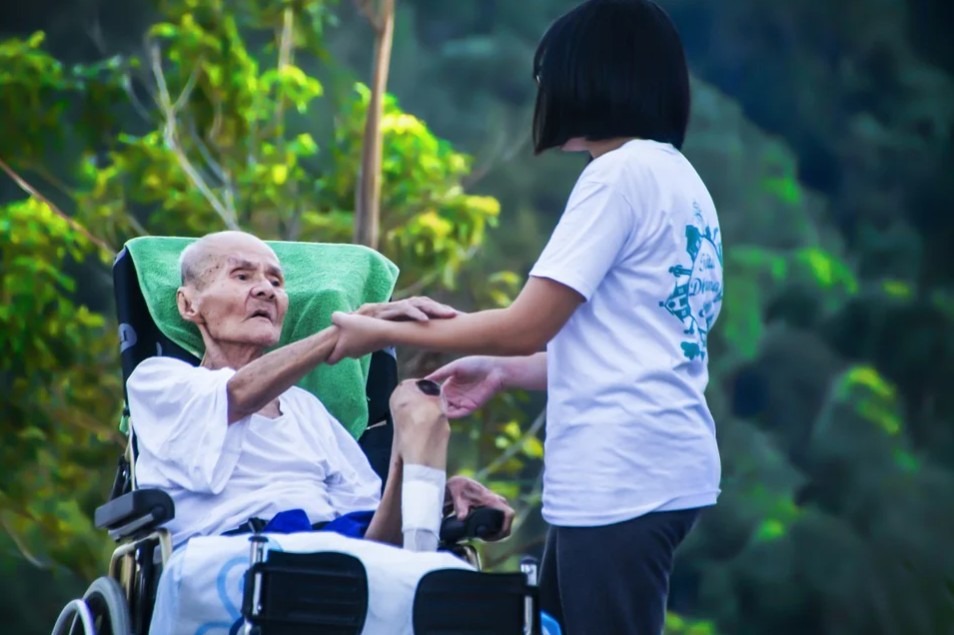 Hospice taking care of an elderly woman