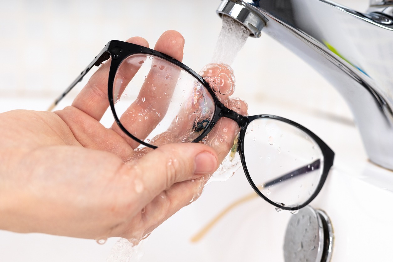 washing an eyeglass using water