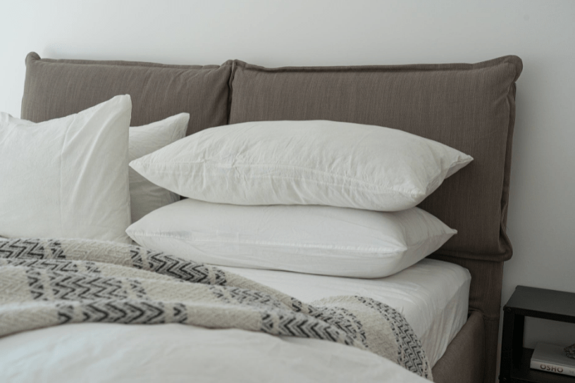 white-pillows-on-a-bed