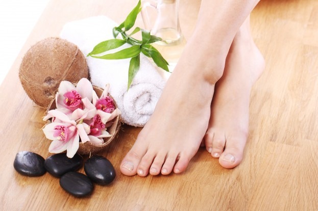 Legs-and-feet-of-a-woman-with-different-spa-items