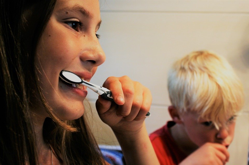 children-brushing-teeth