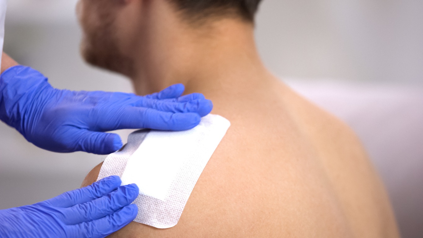 dressing a wound on the shoulder