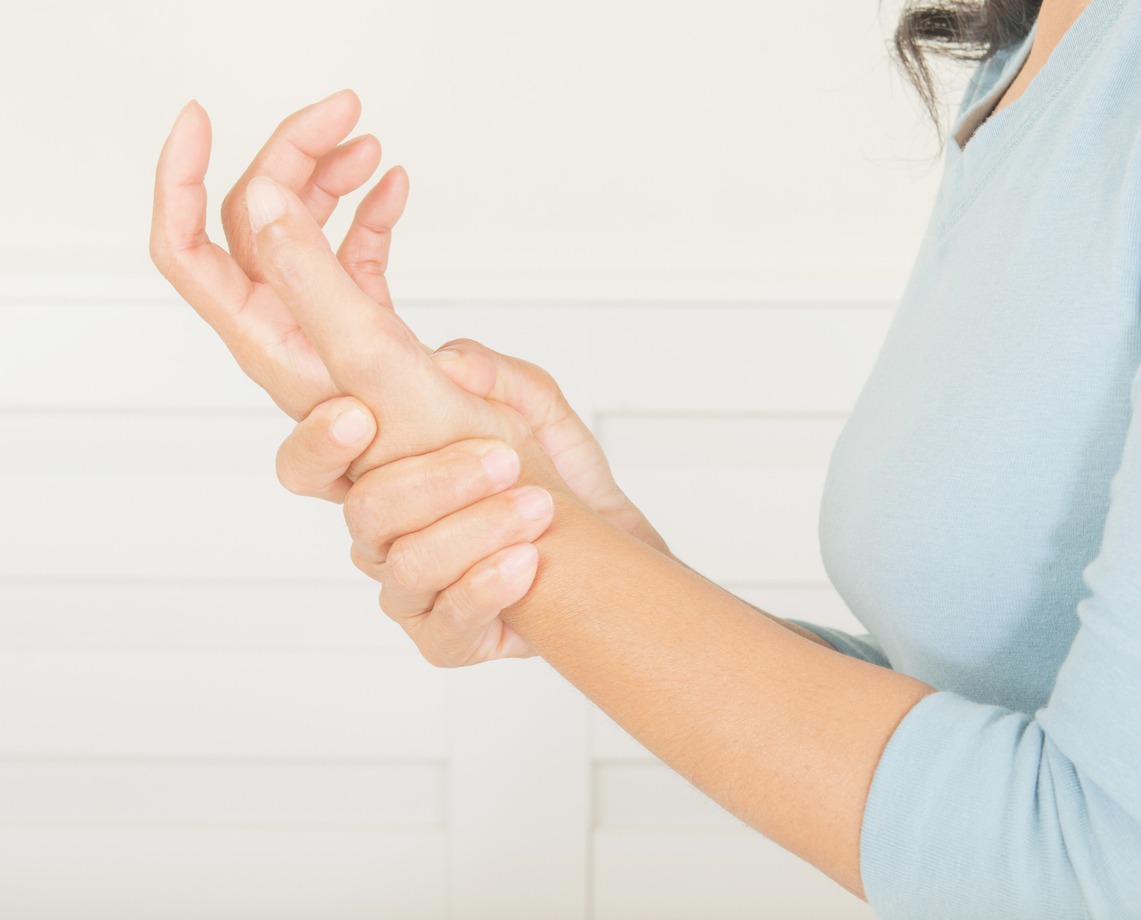 woman with tendonitis on the hand